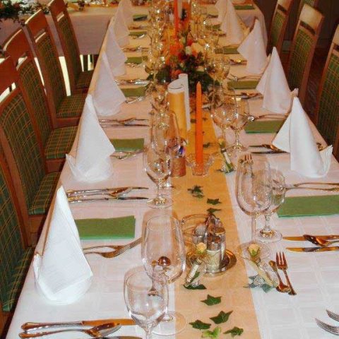 Festsaal_hoch_Tafel_Efeu Festsaal_hoch_Tafel_Efeu